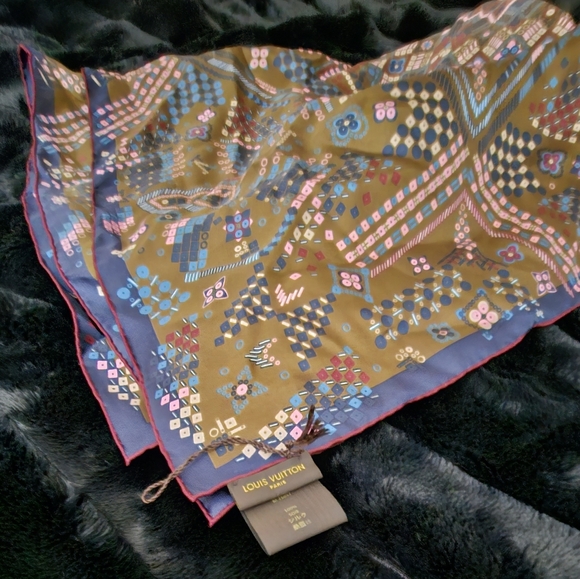 AUTHENTIC Louis Vuitton Square 90 💯 silk authentic nwot scarf - Picture 2 of 4